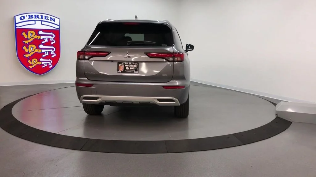 Used 2022 Mercury Gray Metallic Mitsubishi SEL image 3