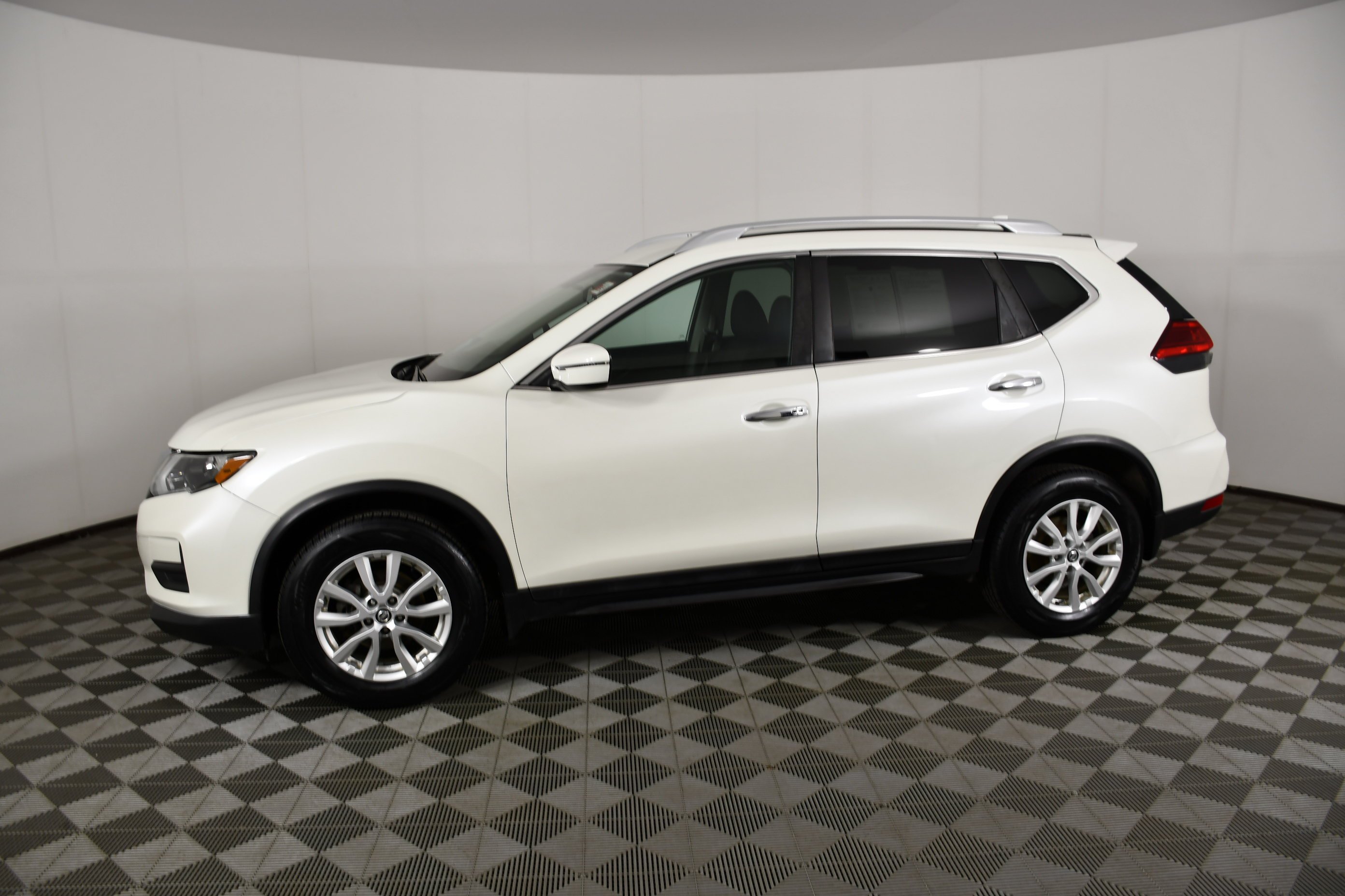 Used 2017 Pearl White Nissan SV image 9