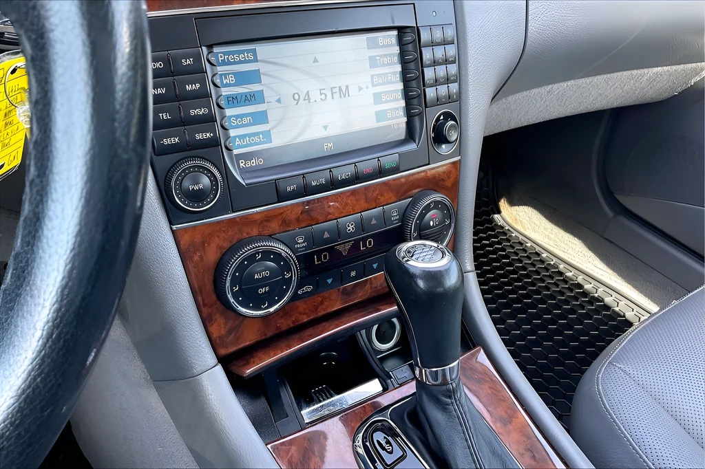 Used 2009 Blue Mercedes-Benz CLK 550 image 19