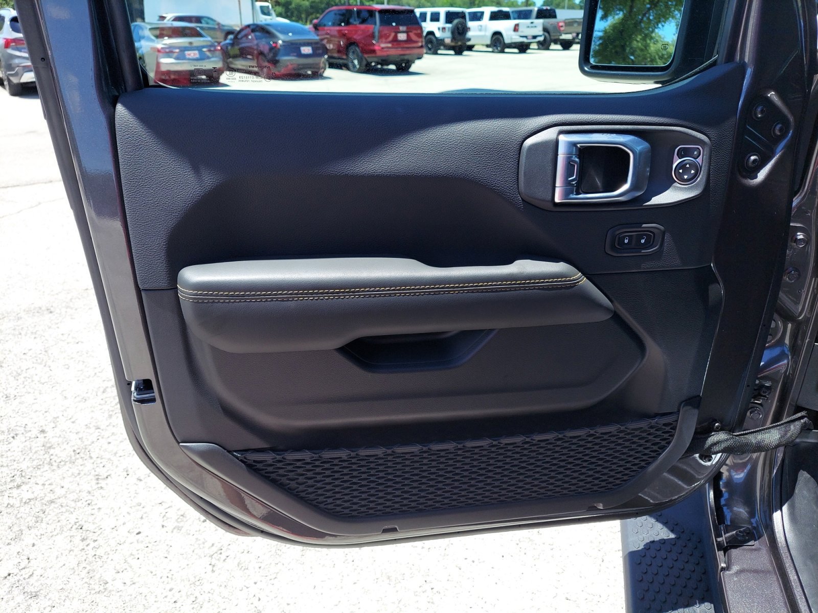 New 2026 Granite Crystal Metallic Clearcoat Jeep Sahara image 29