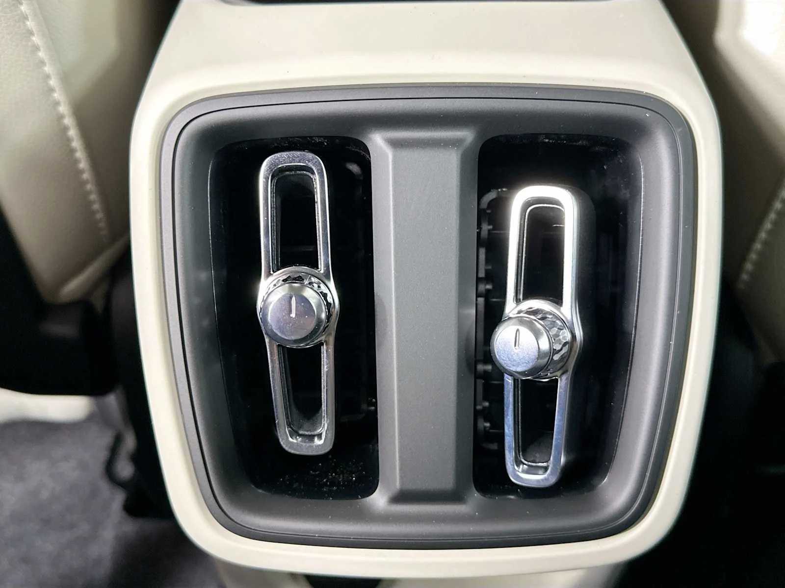 2025 Volvo XC40 Ultra - Photo 23