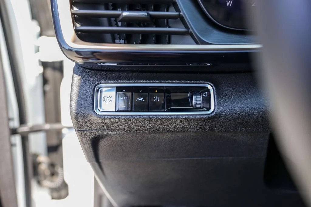 Used 2024 White Frost Tricoat Buick Avenir image 17