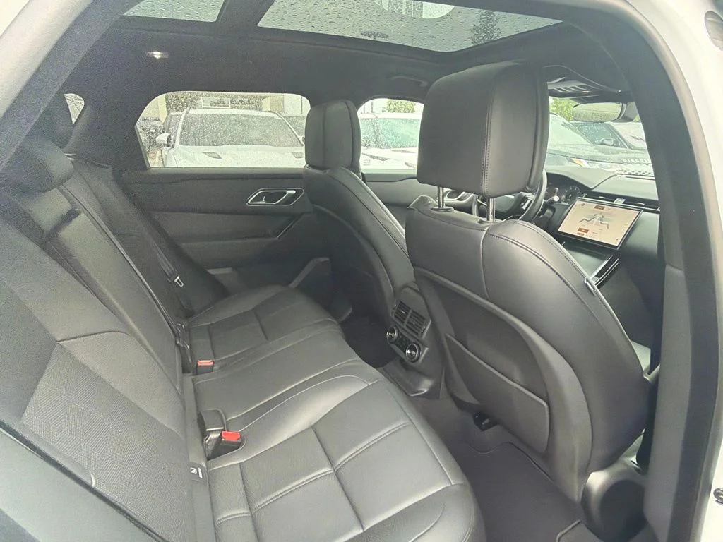 Used 2025 White Land Rover Dynamic HSE image 12