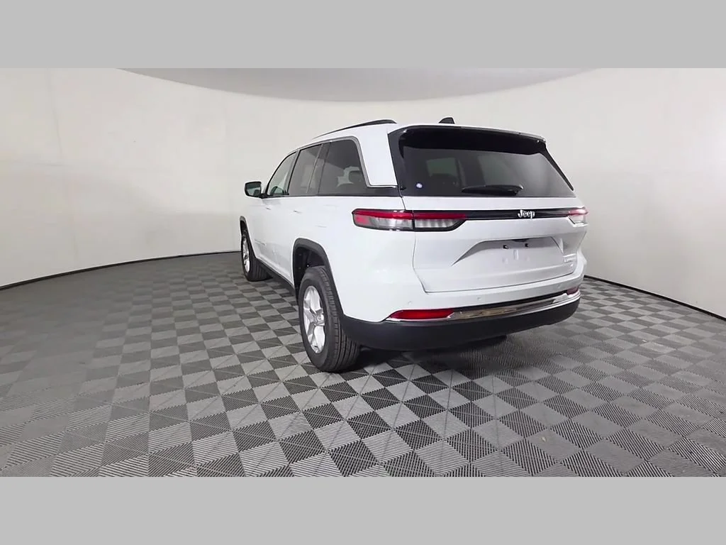 New 2026 Bright White Clear-Coat Exterior Paint Jeep Laredo X image 11