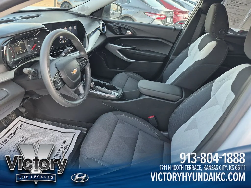Used 2025 White Chevrolet LS image 9