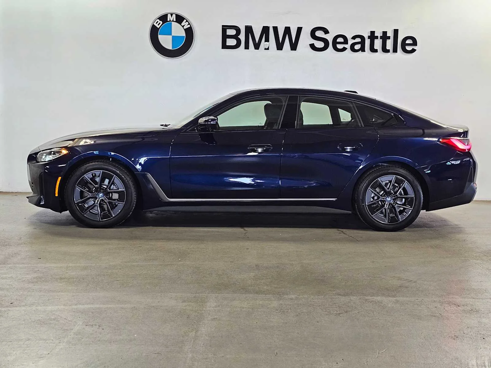 Certified Used 2023 Tanzanite Blue II Metallic BMW eDrive40 image 3