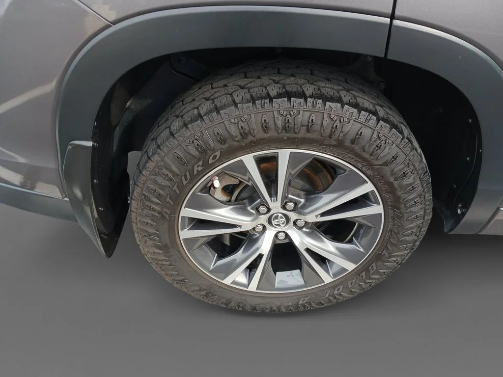 Used 2017 Gray Toyota LE image 10