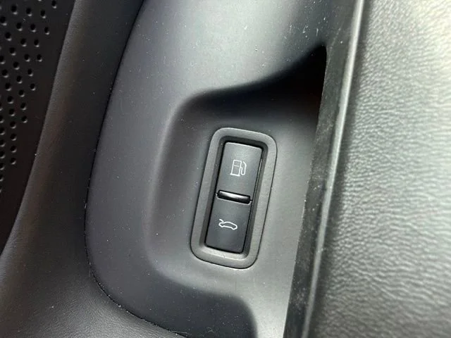 Used 2014 Estoril Blue Crystal Effect Audi V10 image 15