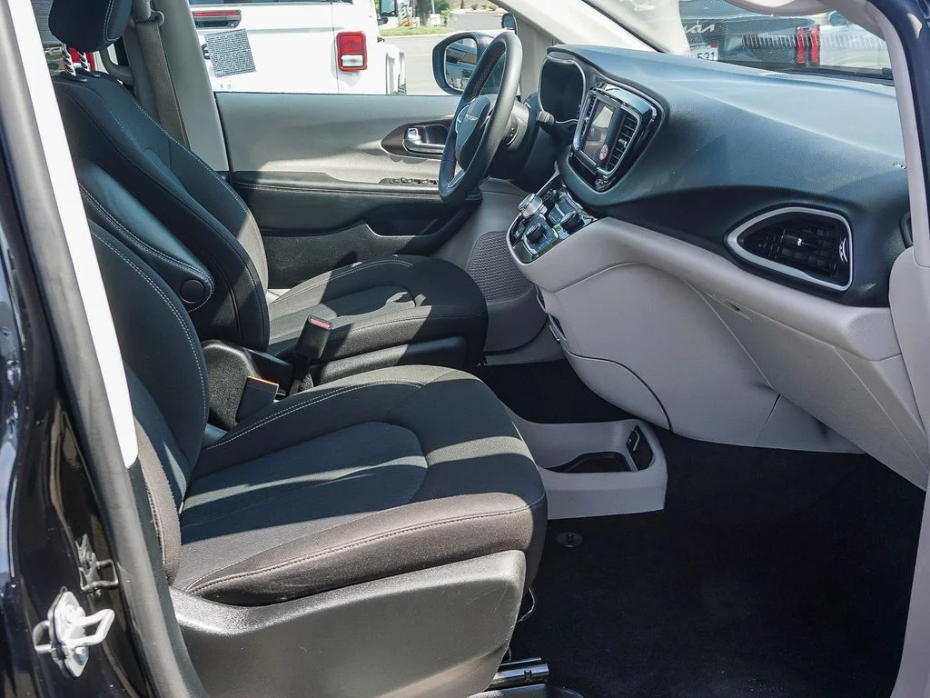 Used 2024 Black Chrysler LX image 13