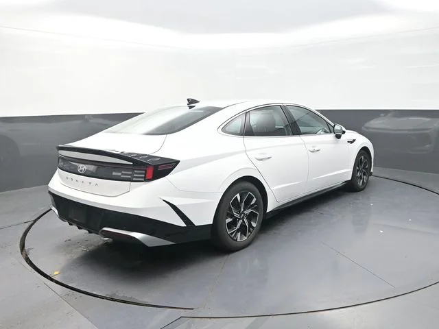 Used 2025 White Hyundai SEL image 8