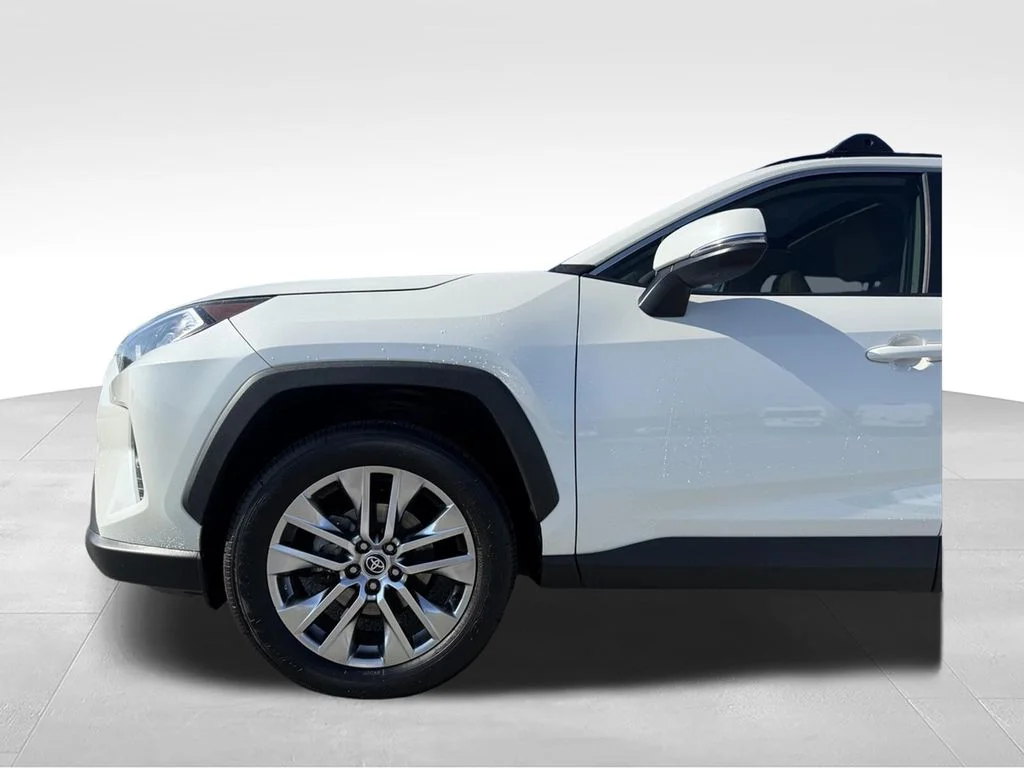 Used 2021 White Toyota XLE Premium image 23