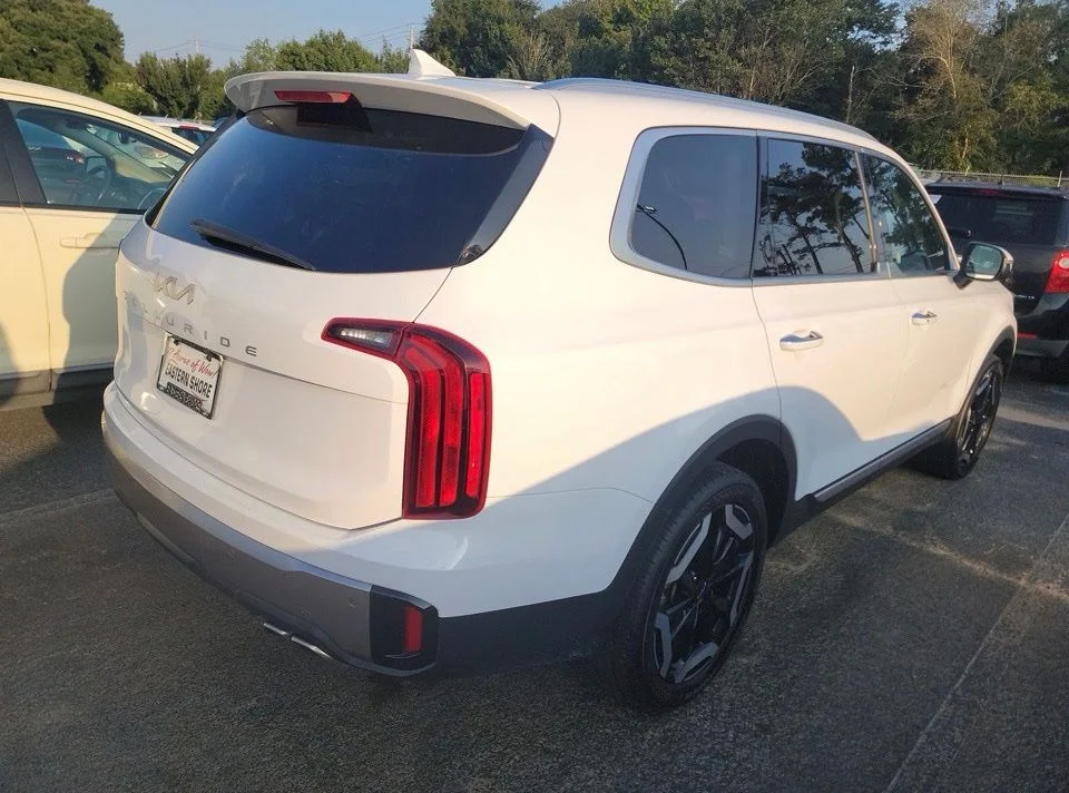 Used 2025 White Kia S image 2