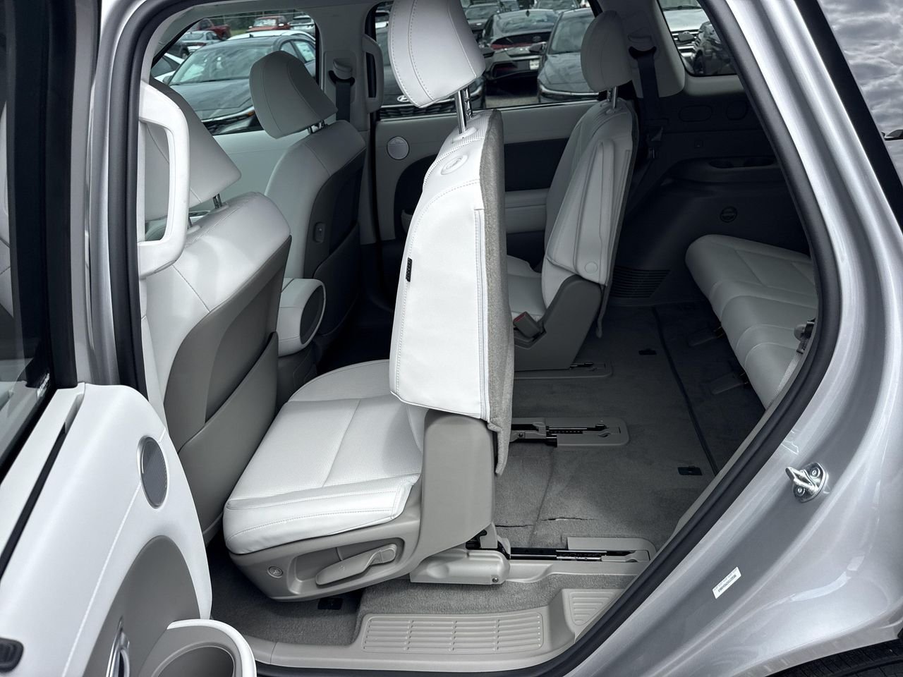 New 2027 Shimmering Silver Hyundai Blue SEL Premium 7P image 14