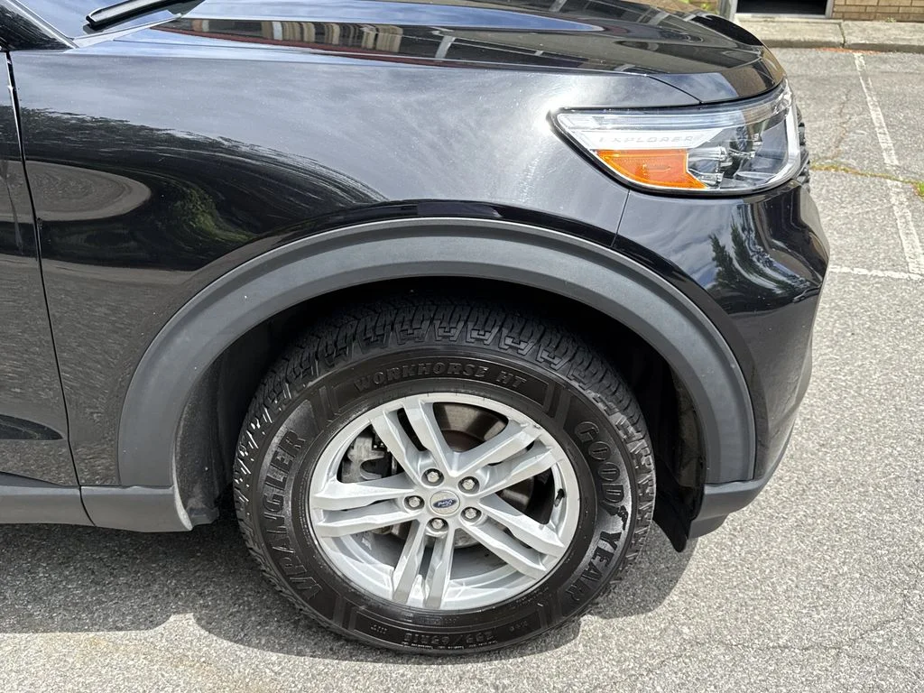 Used 2023 Agate Black Metallic Ford XLT image 9