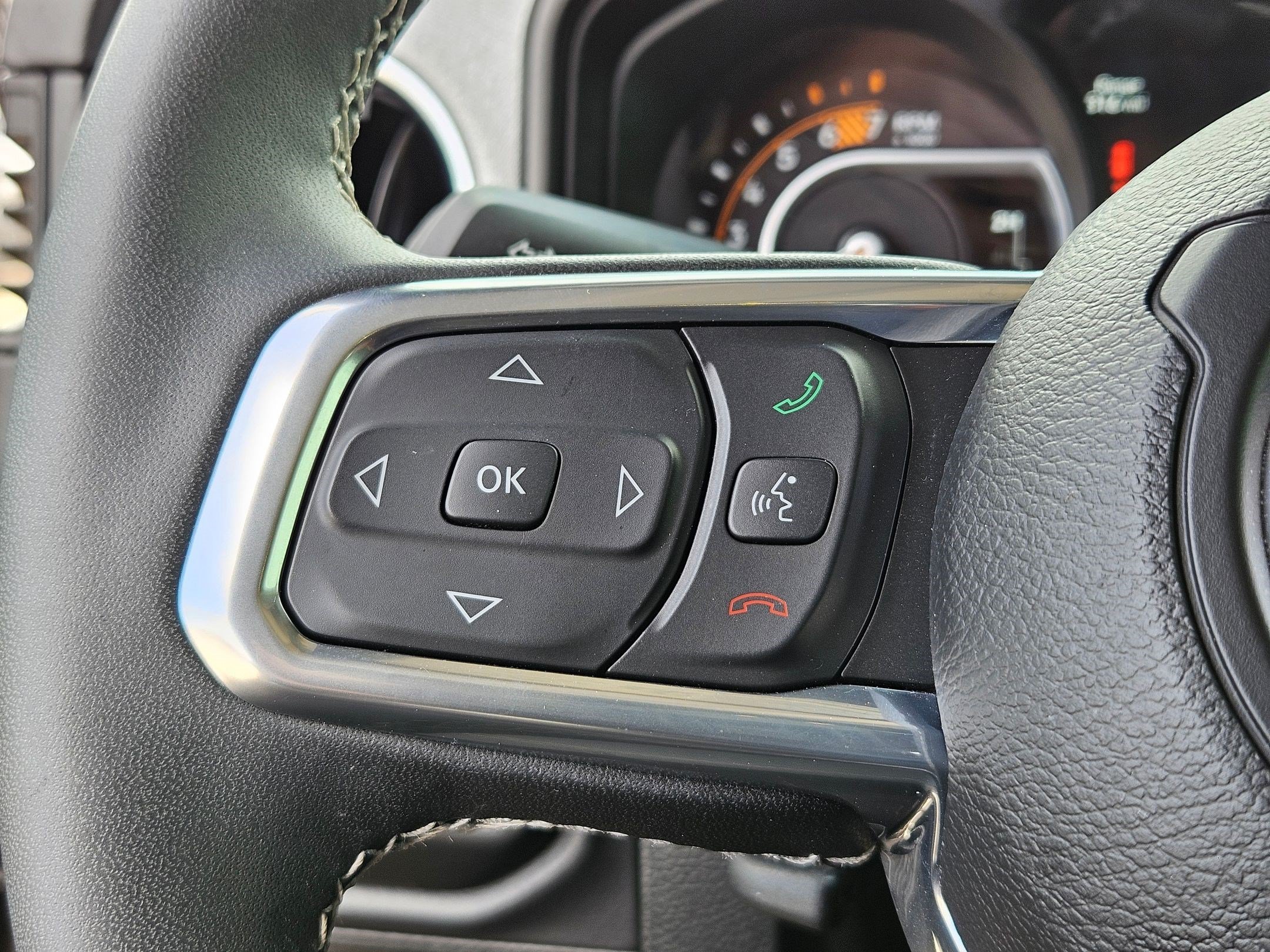 Used 2025 Granite Crystal Clearcoat Metallic Jeep Sahara image 15