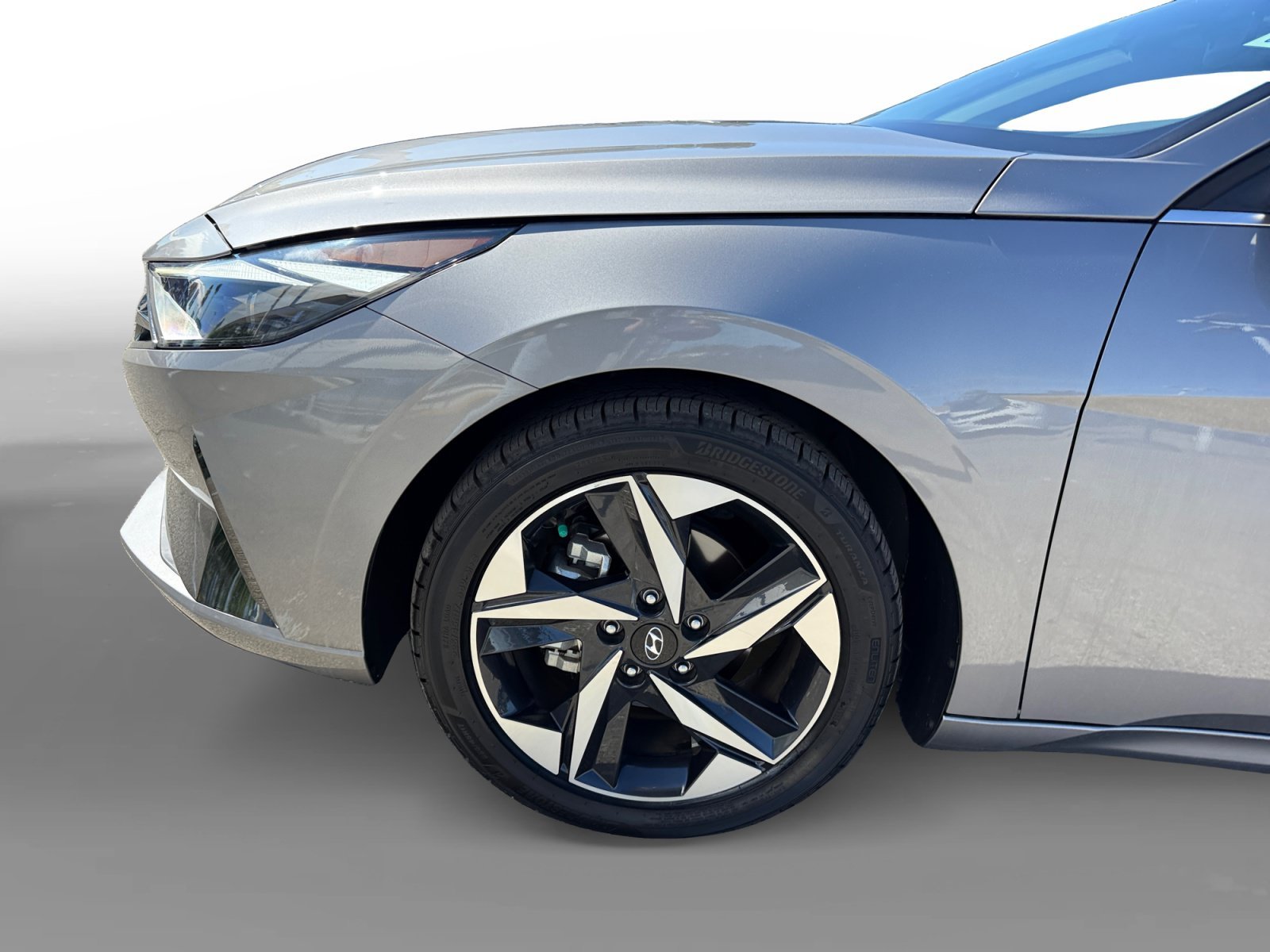 Certified Used 2023 Fluid Metal Hyundai Limited image 9
