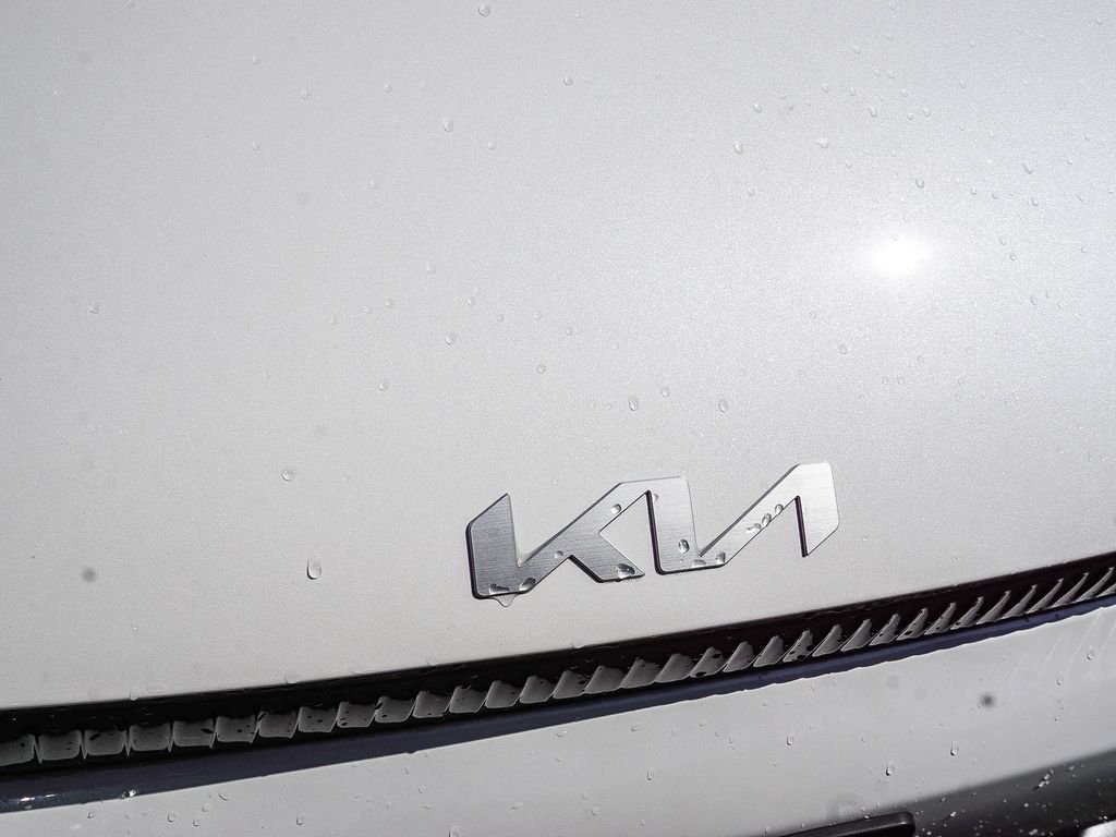 Used 2024 White Kia Wind image 12