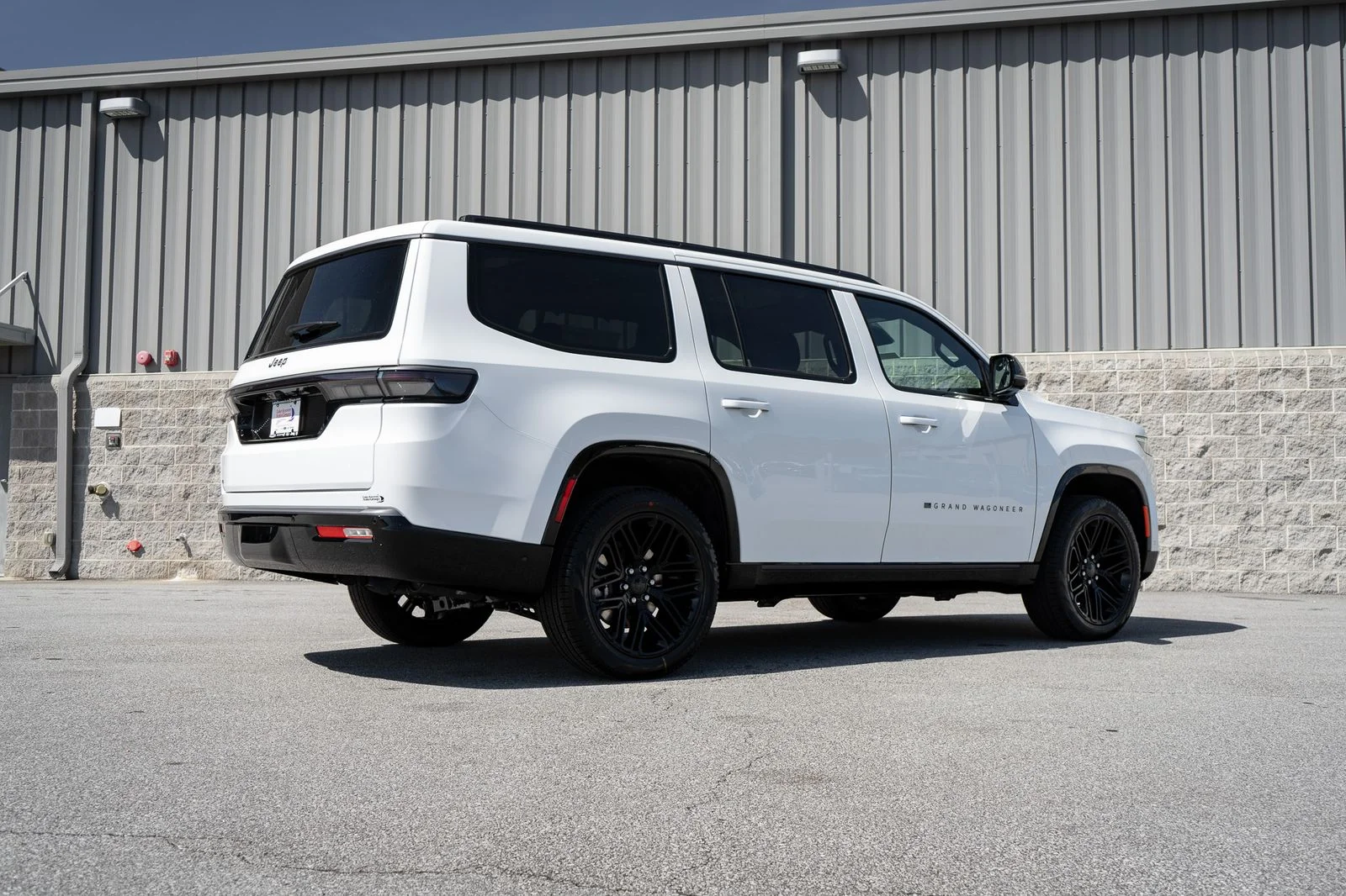 New 2026 Bright White Clear-Coat Exterior Paint Jeep Limited Reserve image 19