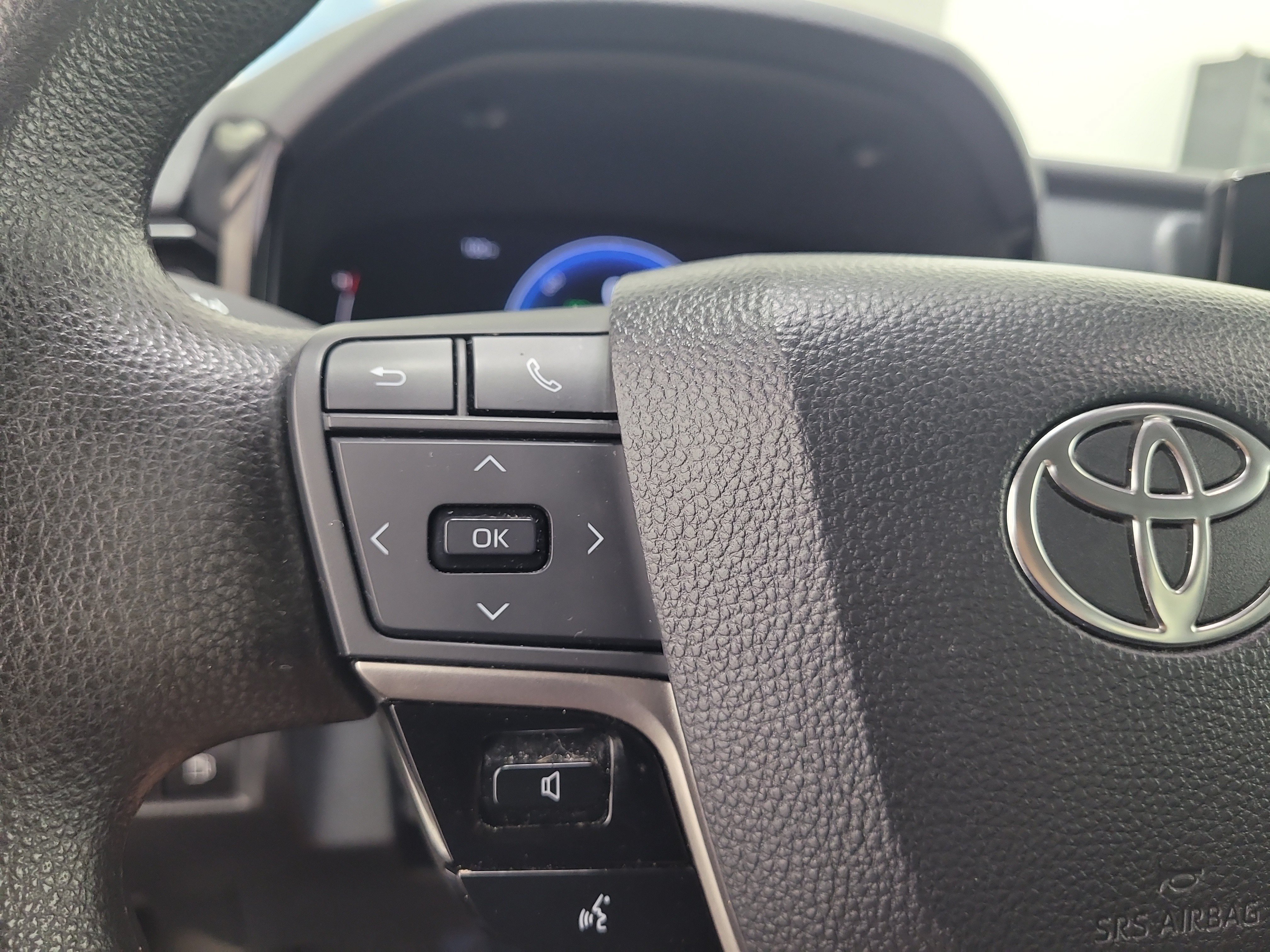 Certified Used 2025 White Toyota LE image 28