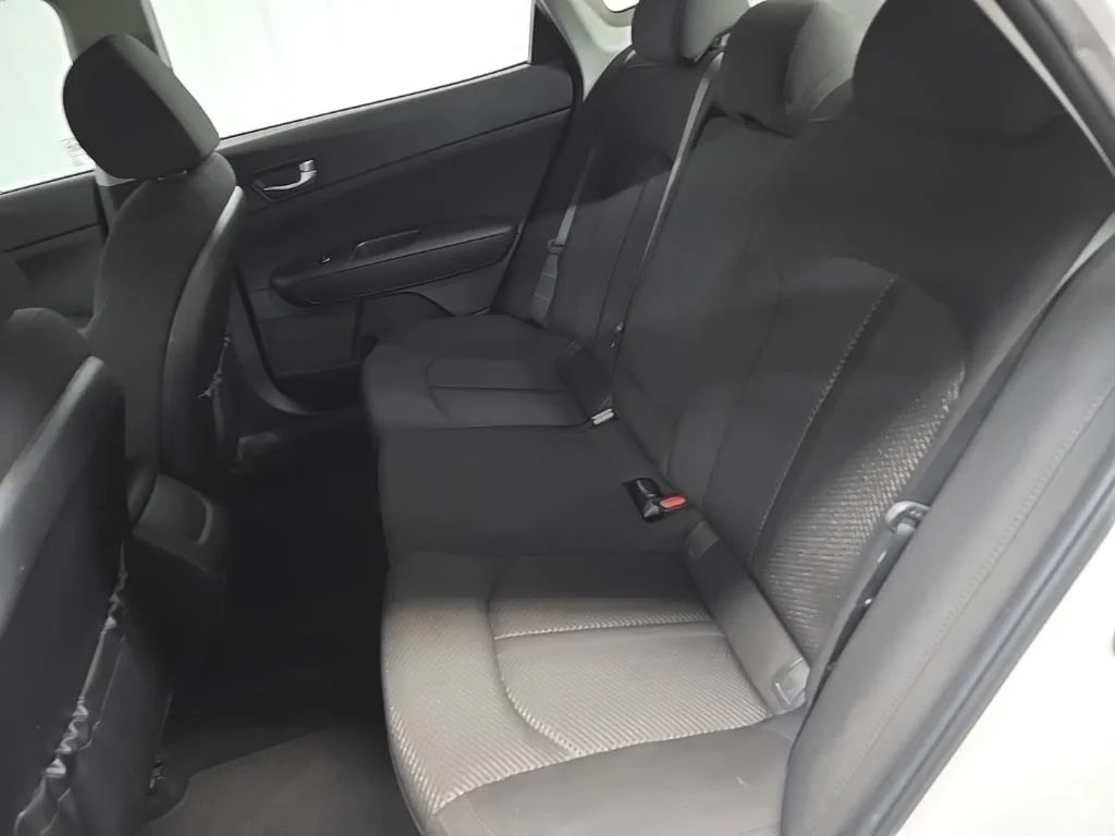 Used 2018 White Kia LX image 31