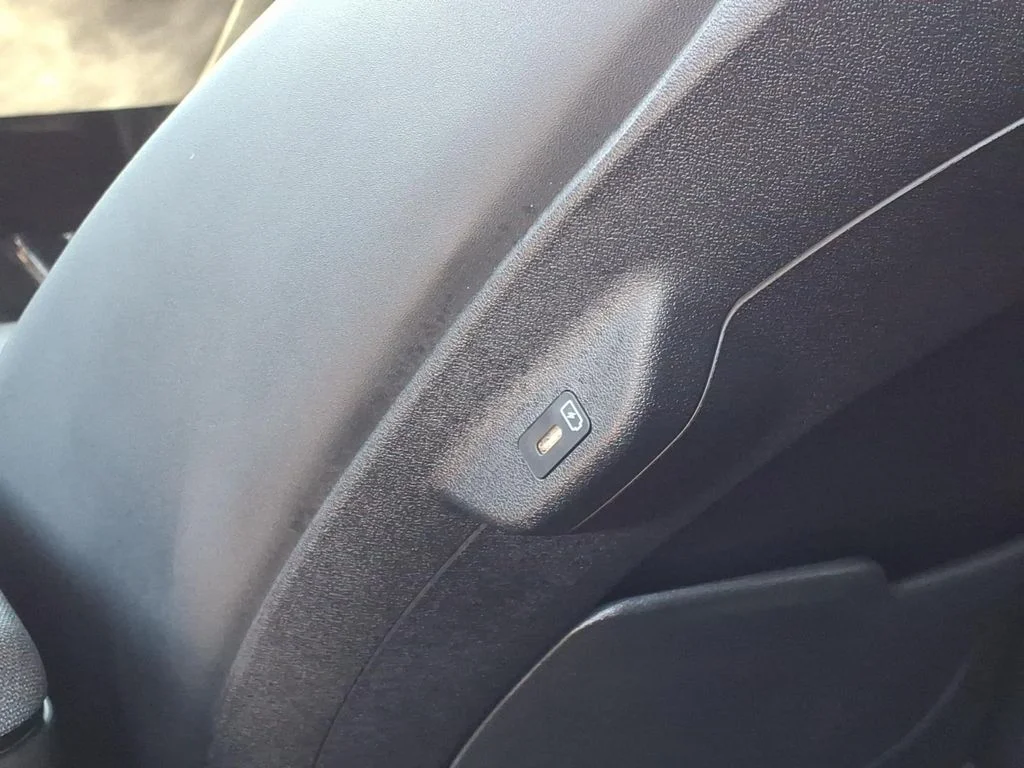 Certified Used 2023 Gray Kia Wind image 10
