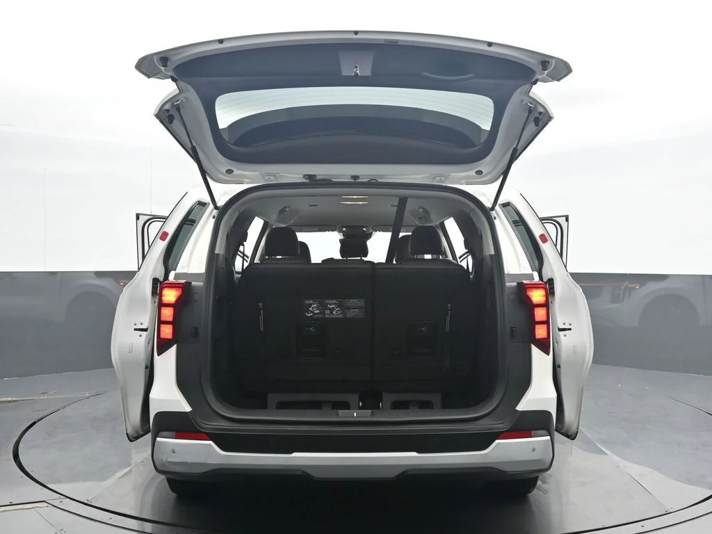 Used 2026 White Kia LXS image 37
