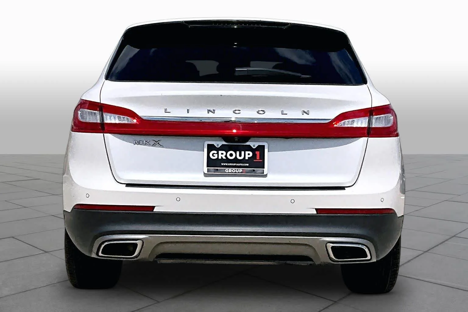 Used 2018 White Platinum Metallic Tri-Coat Lincoln Reserve image 5
