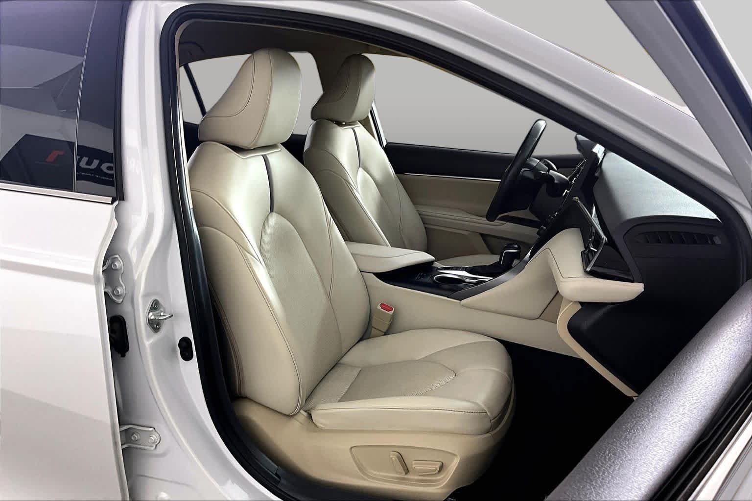Used 2023 Wind Chill Pearl Toyota XLE image 9