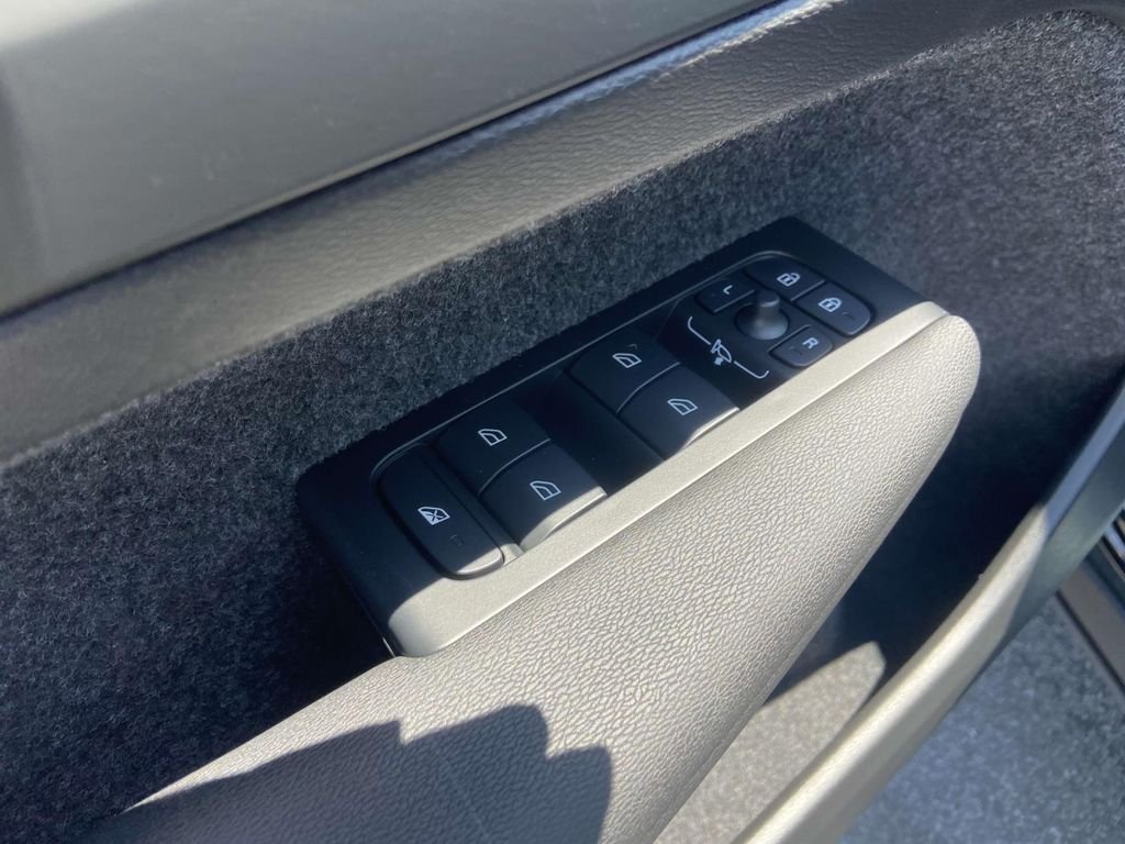 2026 Volvo XC40 Plus - Photo 3