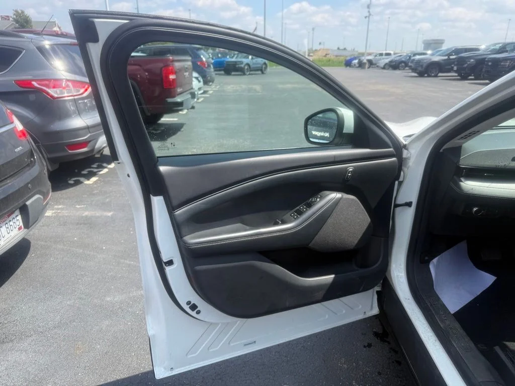 Used 2022 White Metallic Ford Select image 17