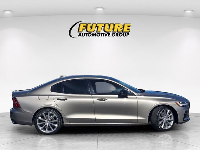 Used 2021 Gray Volvo T5 Momentum image 3