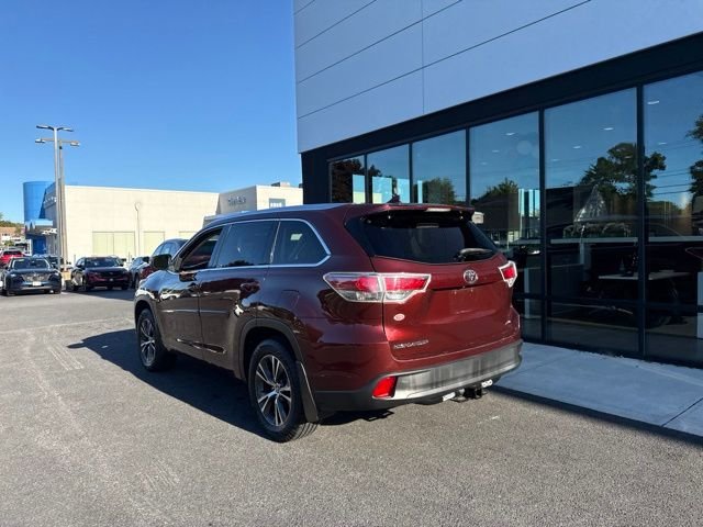Used 2016 Red Toyota XLE V6 image 4