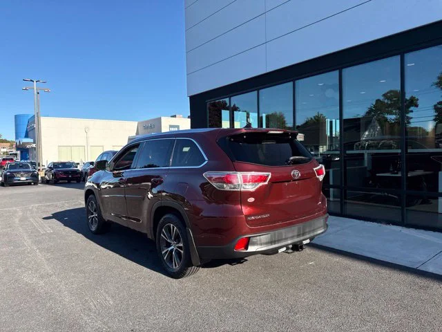 Used 2016 Red Toyota XLE V6 image 4