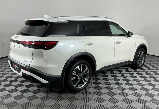 Used 2023 White INFINITI LUXE image 7
