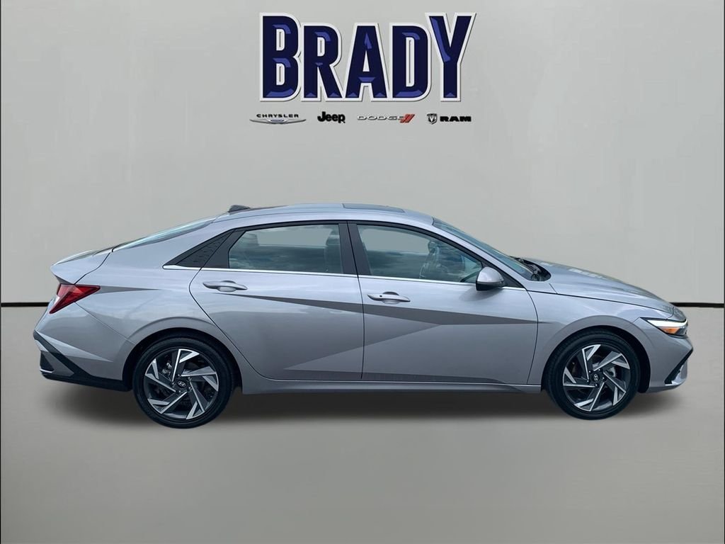Used 2025 Silver Hyundai SEL Convenience image 8