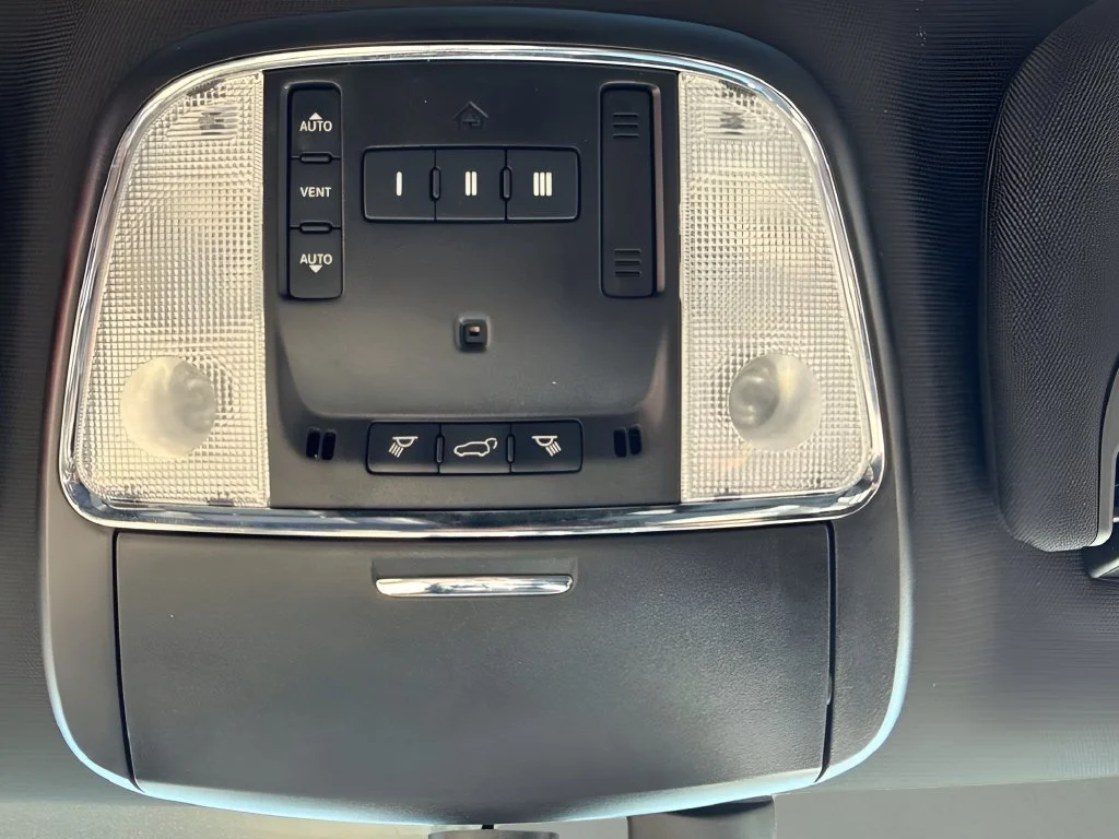 Used 2022  Jeep Limited image 29