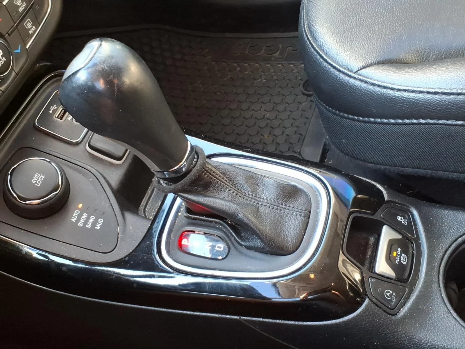 Used 2018 Redline Pearlcoat Jeep Altitude image 18