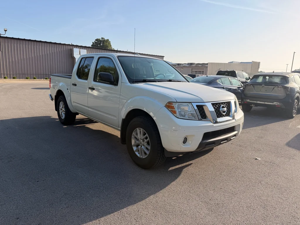 Used 2016 Glacier White Nissan SV image 3
