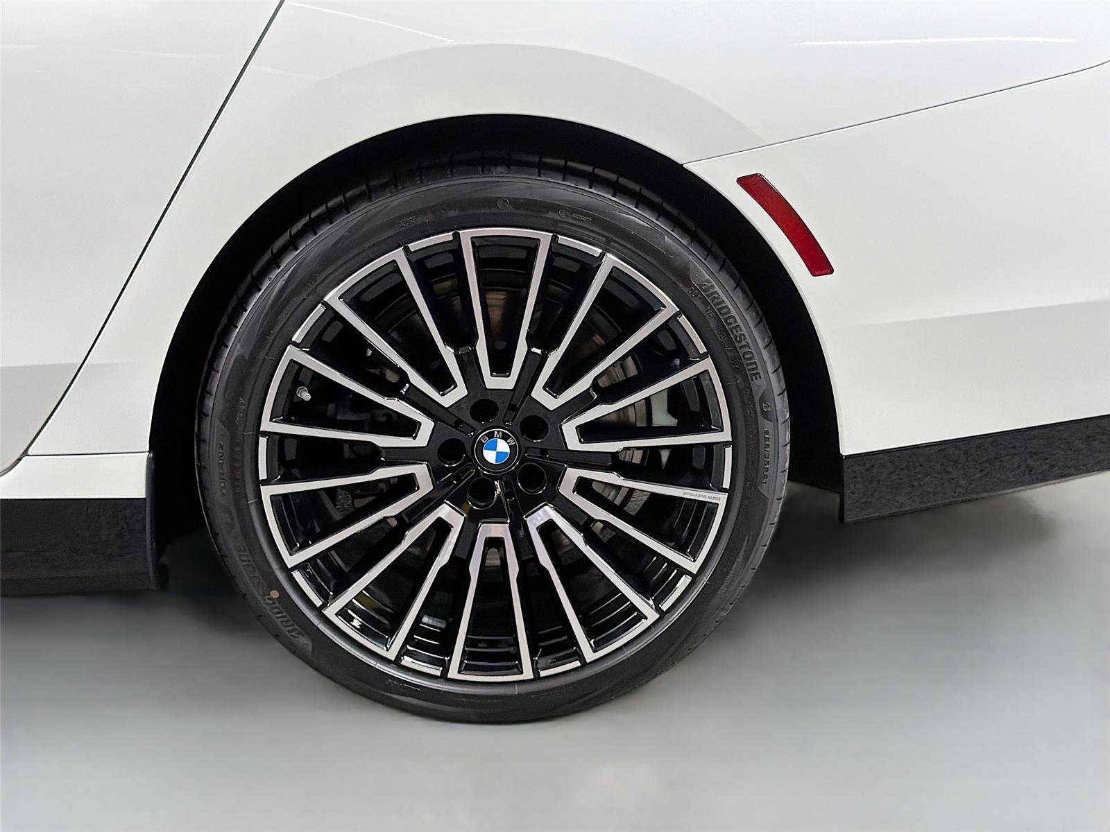 New 2026 Mineral White Metallic BMW 750e xDrive image 27