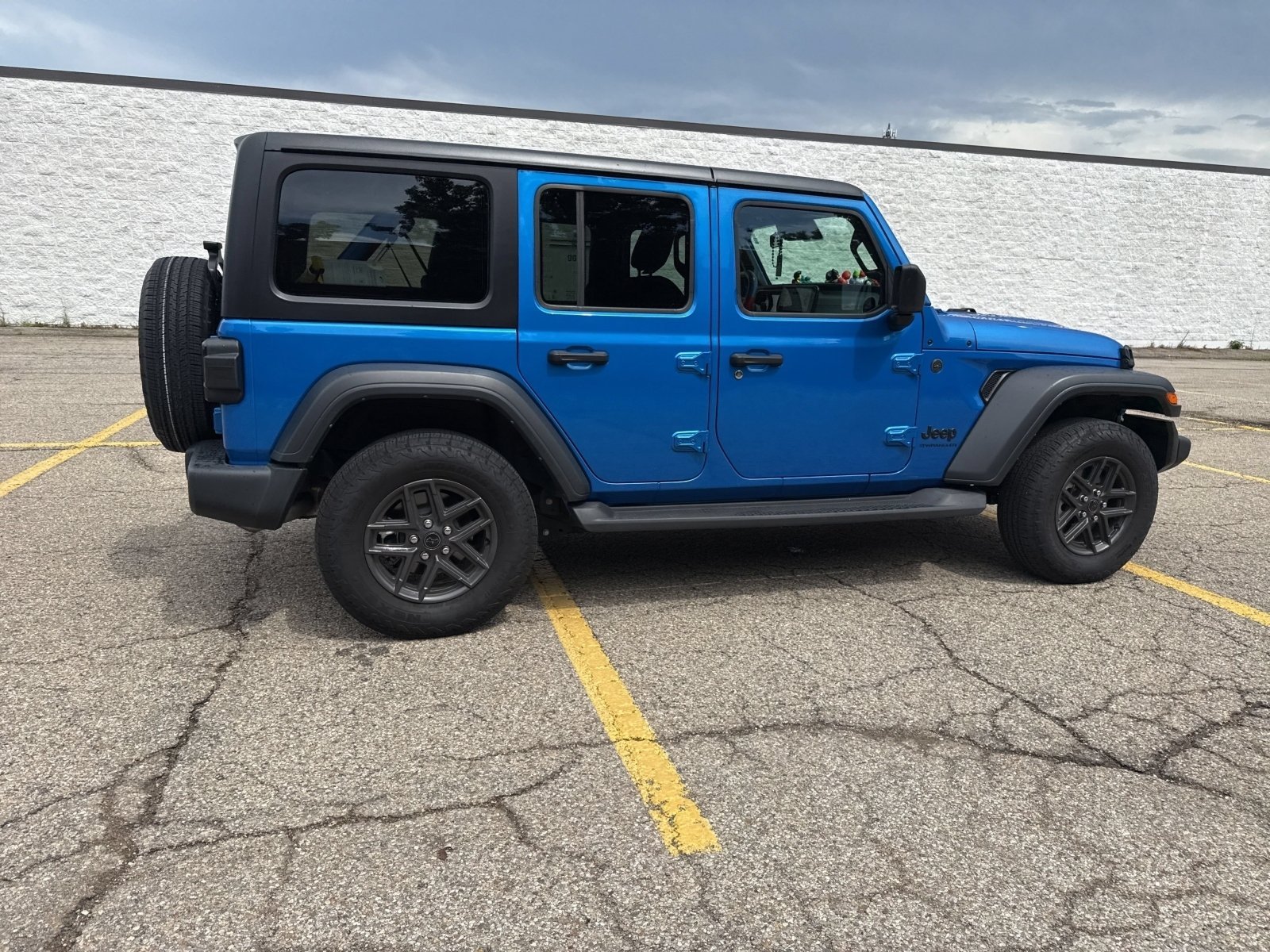 Used 2024 Hydro Blue Pearlcoat Jeep Sport S image 22