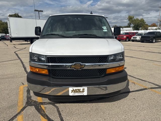 New 2025 Summit White Chevrolet WT image 3