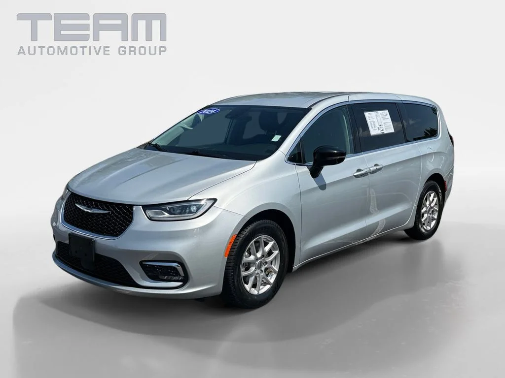 Used 2024 Silver Chrysler Touring L image 3
