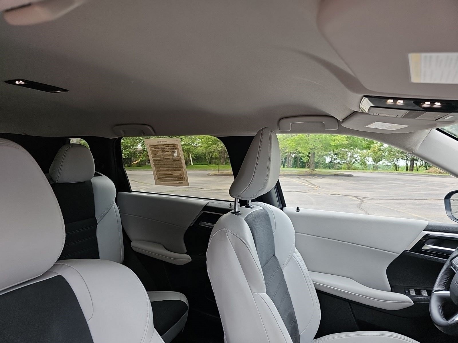 Used 2025 Silver Mitsubishi SE image 11