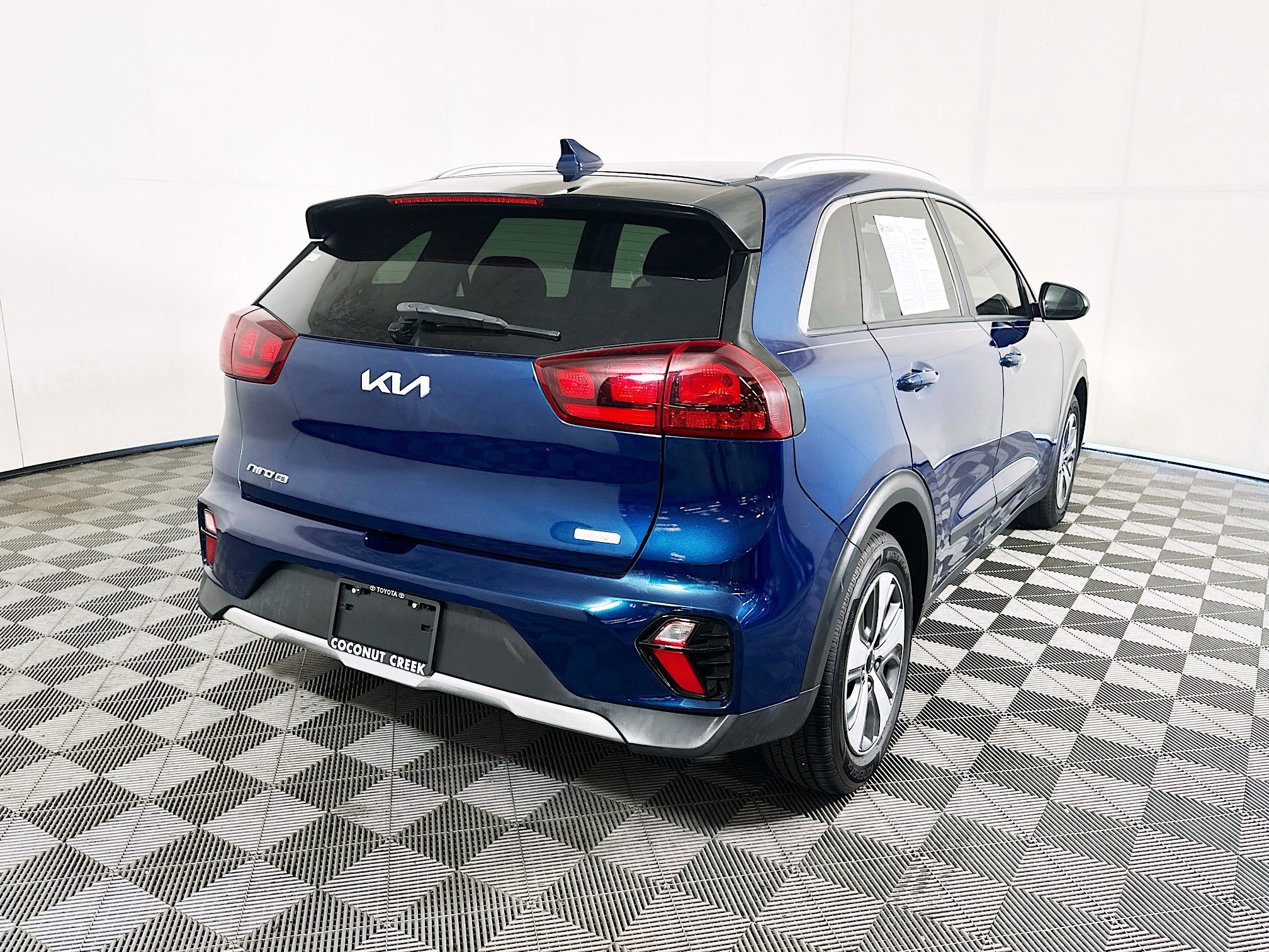 Used 2022 Deep Cerulean Kia LX image 3