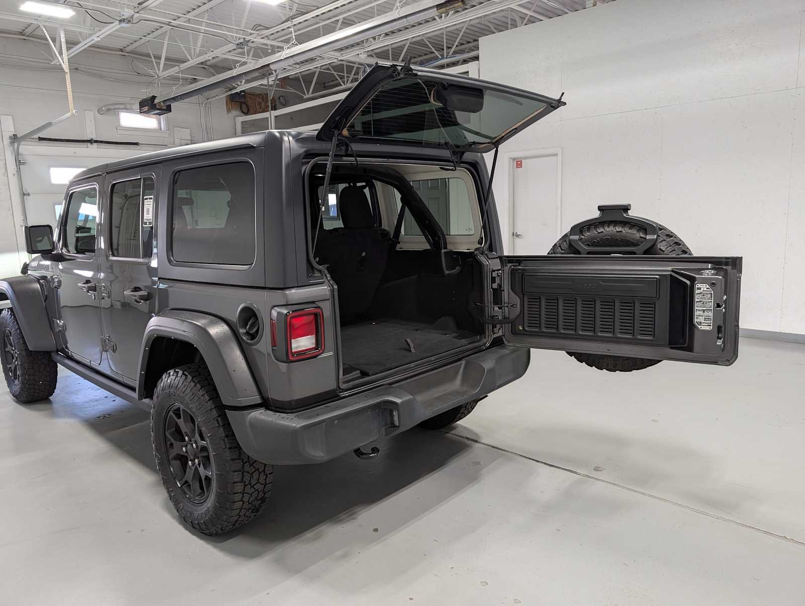 Used 2021 Granite Crystal Clearcoat Metallic Jeep Unlimited Willys image 36