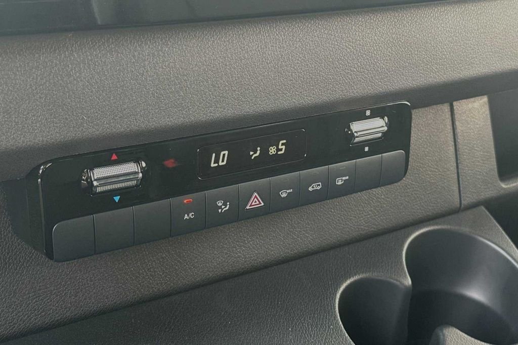 Used 2024  Mercedes-Benz Cargo 170 WB image 20