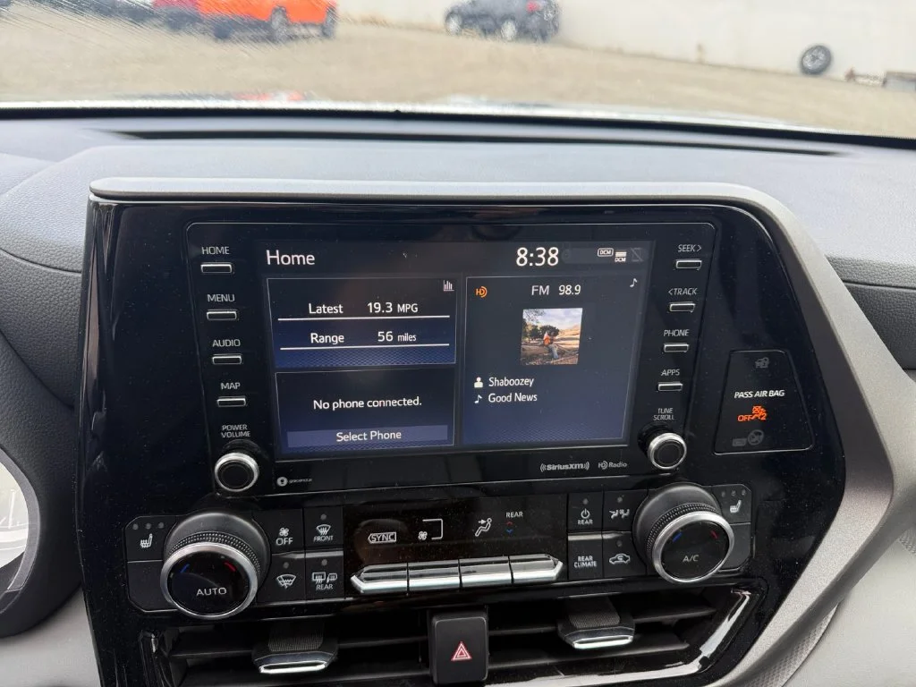 Used 2022 Silver Toyota XLE image 20