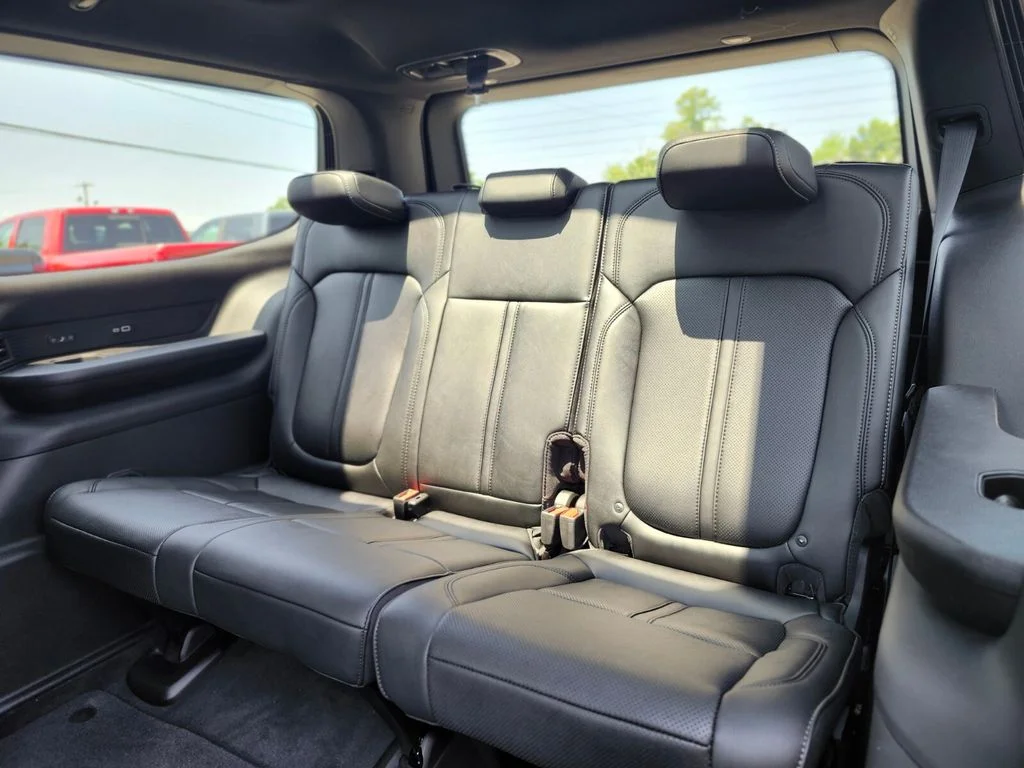 New 2026 Silver-Zynith Exterior Paint Jeep Limited Reserve image 18