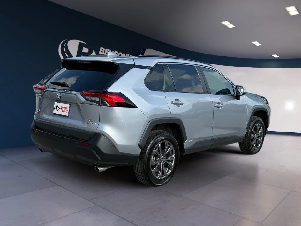 Used 2022 Silver Toyota XLE Premium image 5