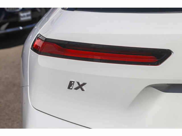 Used 2026 Alpine White BMW xDrive60 image 7